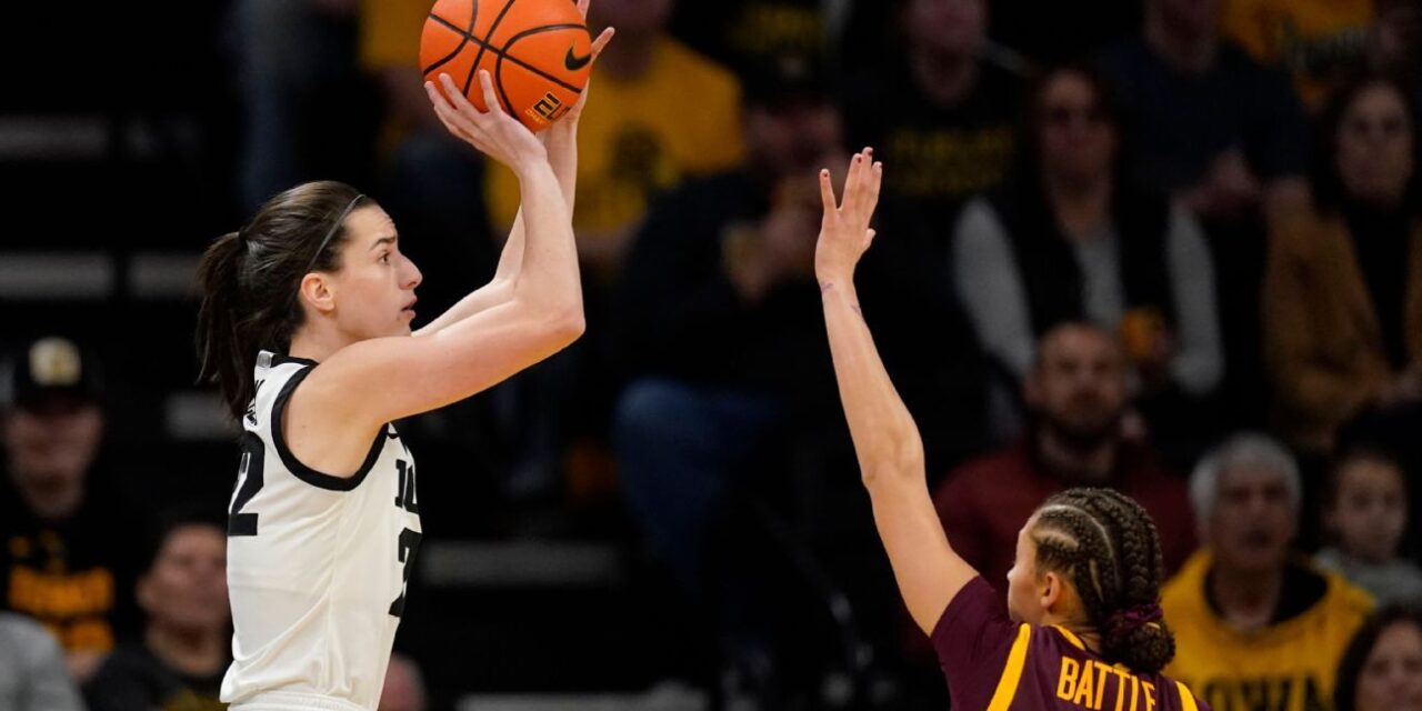 Caitlin Clark de Iowa pasa al quinto lugar en la lista de anotaciones de su carrera