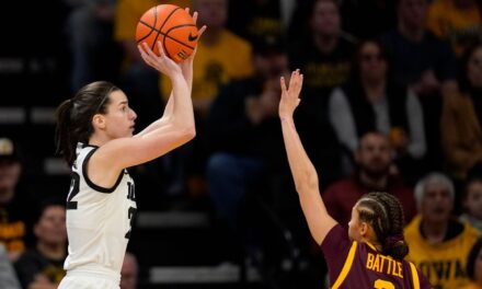 Caitlin Clark de Iowa pasa al quinto lugar en la lista de anotaciones de su carrera