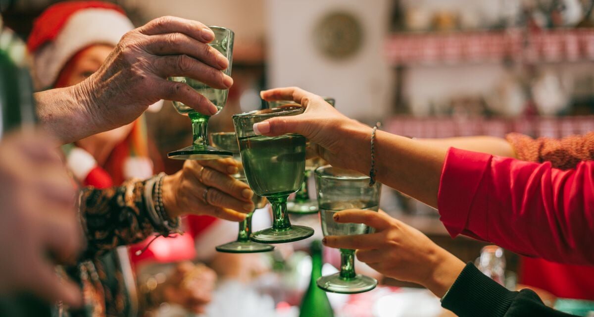 Cambio de hábitos en las cenas de Navidad: reservas tempranas, menús económicos y se alargan a enero |  Economía