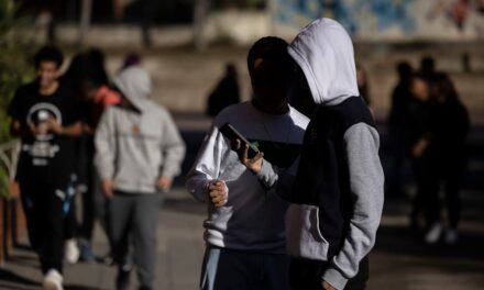 Cataluña anuncia la prohibición de los móviles en las escuelas de primaria el próximo curso |  Cataluña |  España