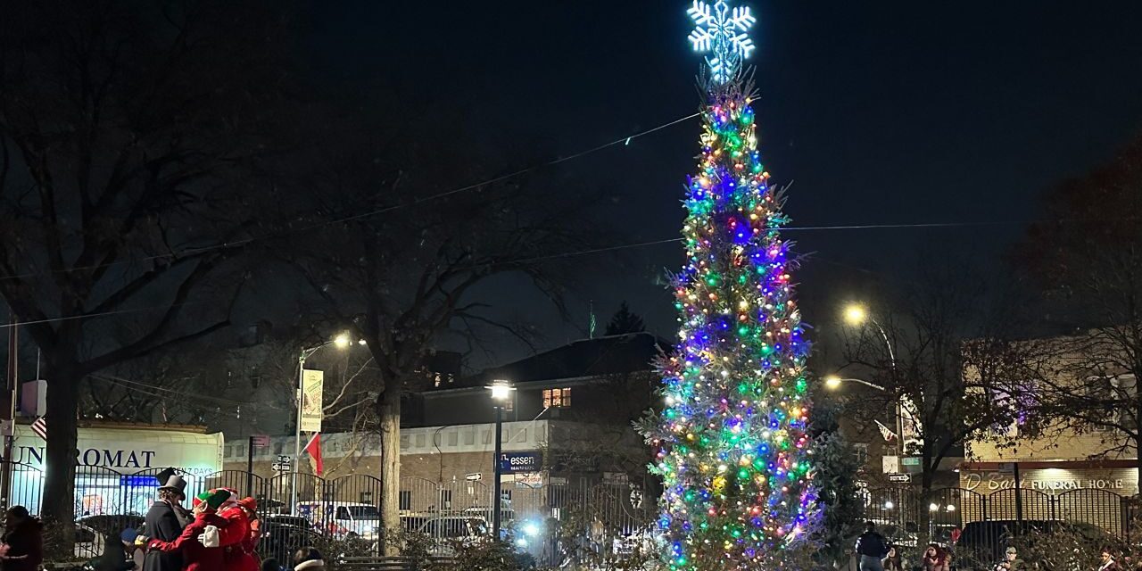 Ceremonia de encendido de árboles se lleva a cabo en Bronx Ciccarone Park