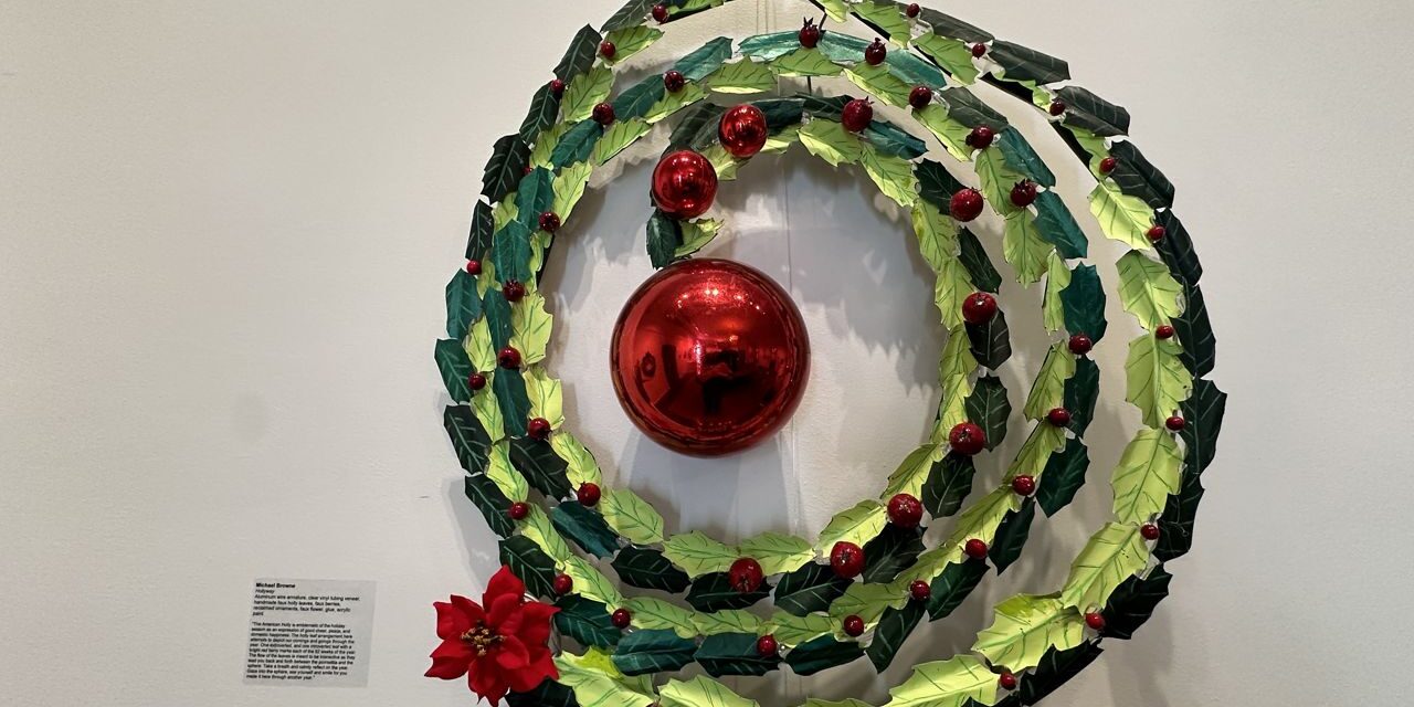 Coronas únicas en exhibición para exhibición navideña