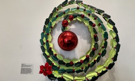 Coronas únicas en exhibición para exhibición navideña