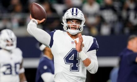 Dak Prescott encuentra a CeeDee Lamb para touchdown y coronar avance de 75 yardas