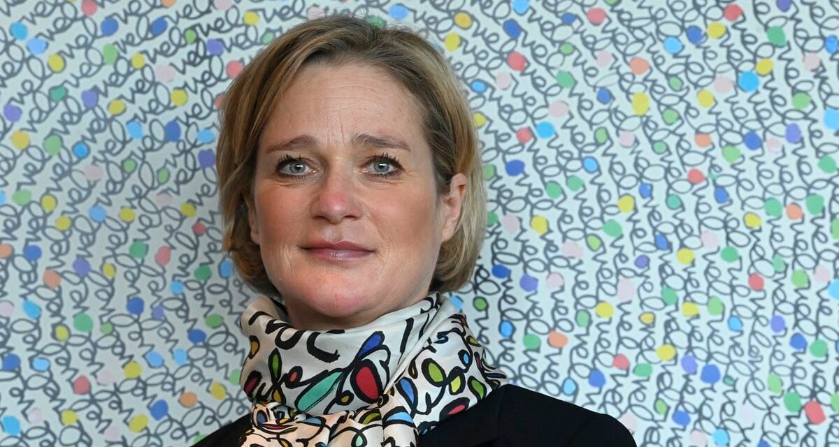 Delphine Böel, la hija extramatrimonial del rey emérito belga, reclama un trato igual al de sus hermanos |  Gente