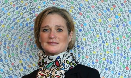 Delphine Böel, la hija extramatrimonial del rey emérito belga, reclama un trato igual al de sus hermanos |  Gente