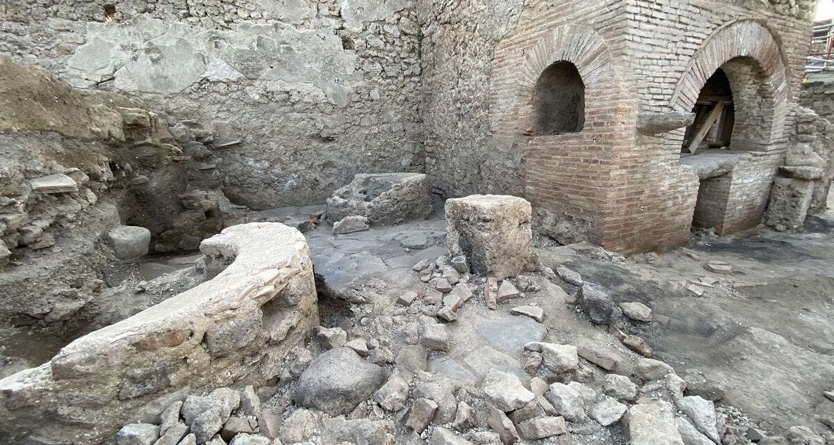 Descubierta en Pompeya una panadería-prisión donde se explotaba a los esclavos |  Cultura