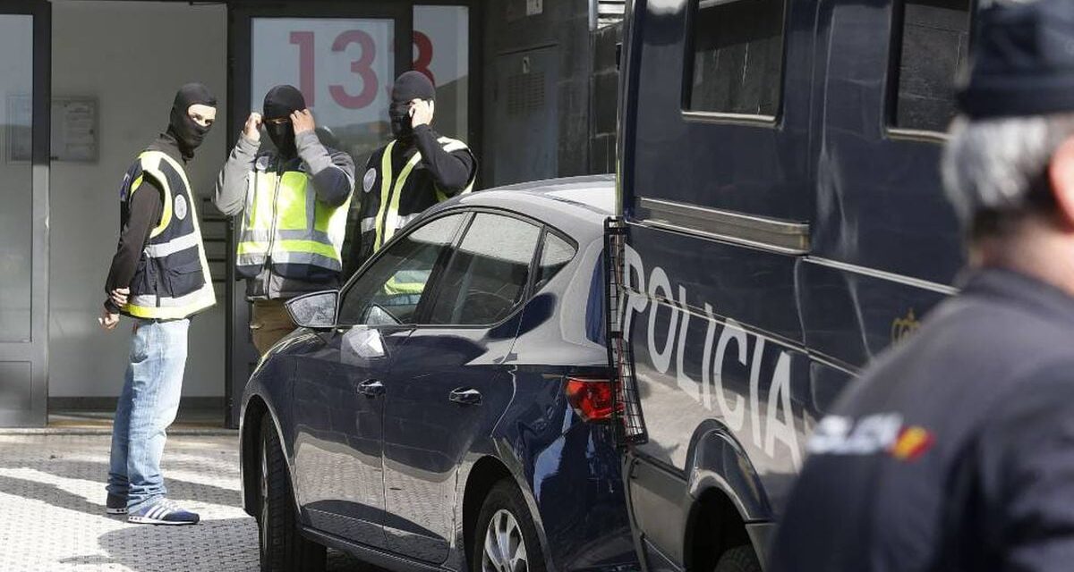Detenidos tres adolescentes “yihadistas” con manuales para fabricar el explosivo 'madre de Satán' |  España