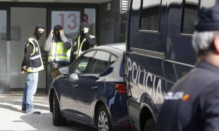 Detenidos tres adolescentes “yihadistas” con manuales para fabricar el explosivo 'madre de Satán' |  España