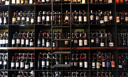 Dos hombres estafaron a inversores en vino por 99 millones de dólares en un esquema Ponzi, dice Estados Unidos