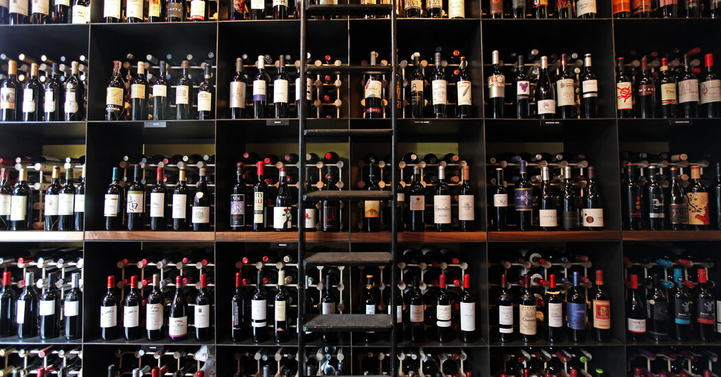 Dos hombres estafaron a inversores en vino por 99 millones de dólares en un esquema Ponzi, dice Estados Unidos