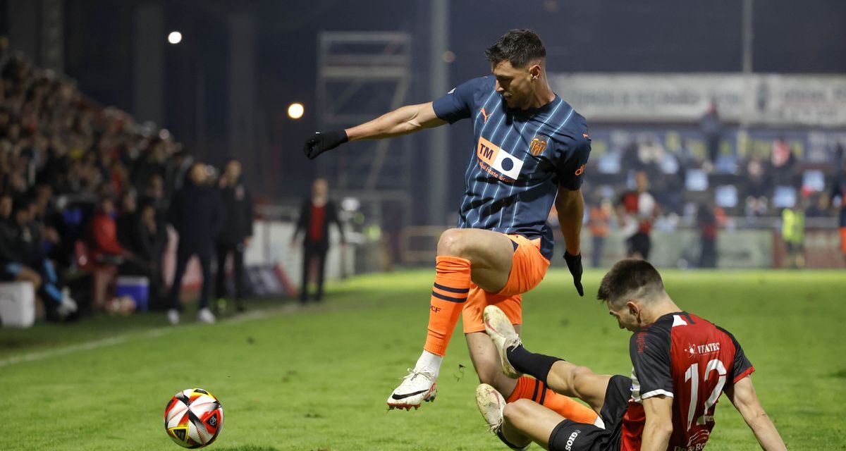 El Arosa hace sufrir al Valencia, que pasa con apuros |  Fútbol |  Deportes