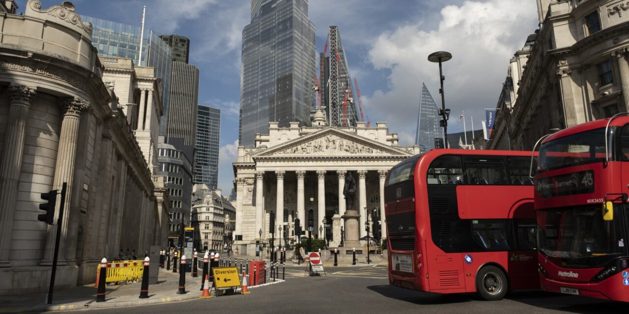 El Banco de Inglaterra deja su política sin cambios y dice que las tasas se mantendrán altas durante un "período prolongado"