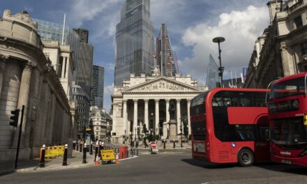 El Banco de Inglaterra deja su política sin cambios y dice que las tasas se mantendrán altas durante un "período prolongado"