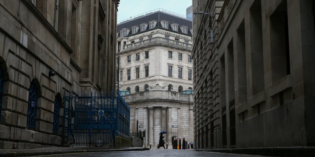 El Banco de Inglaterra mantendrá las tasas de interés mientras los economistas debaten los recortes para 2024