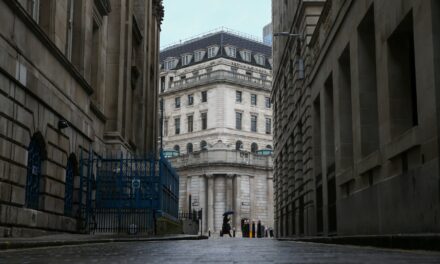 El Banco de Inglaterra mantendrá las tasas de interés mientras los economistas debaten los recortes para 2024