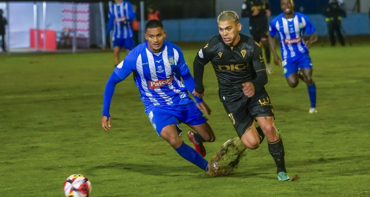 El Cádiz cae ante la Arandina |  Fútbol |  Deportes