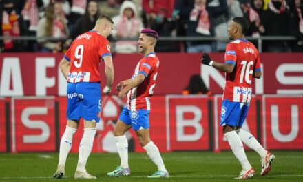El Girona disfruta y golea como líder de la Liga |  Fútbol |  Deportes