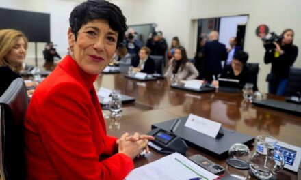 El Gobierno anuncia una reforma del reglamento de Extranjería para “simplificar trámites” |  España