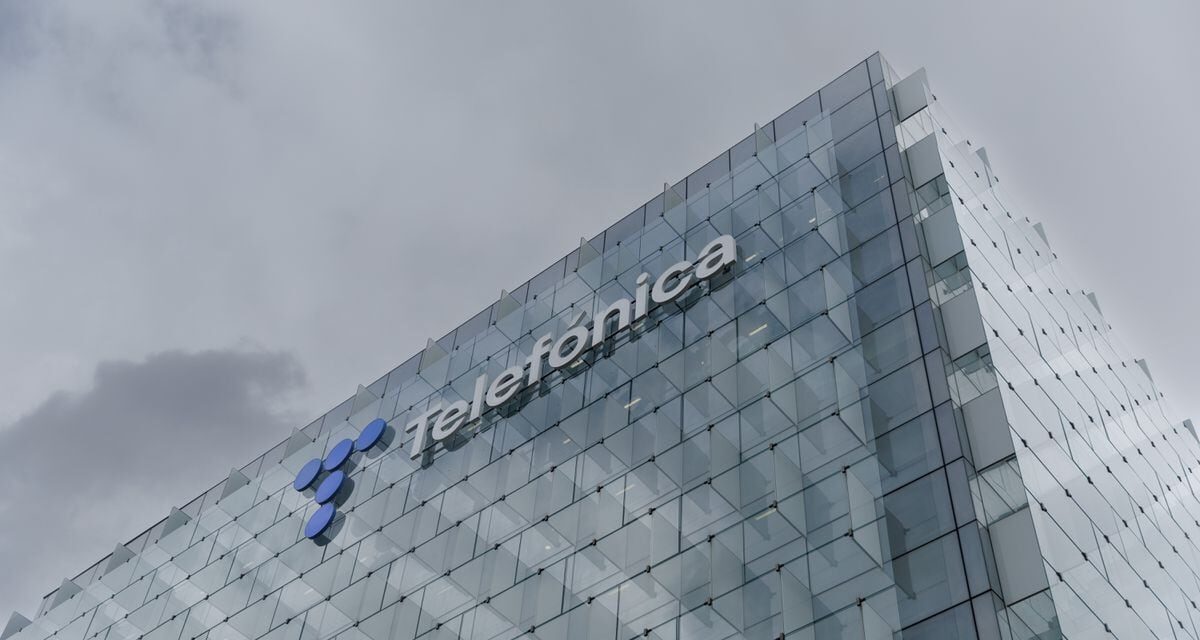 El Gobierno aprueba que la Sepi comprende hasta un 10% de Telefónica |  Economía