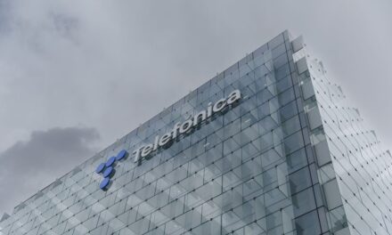 El Gobierno aprueba que la Sepi comprende hasta un 10% de Telefónica |  Economía