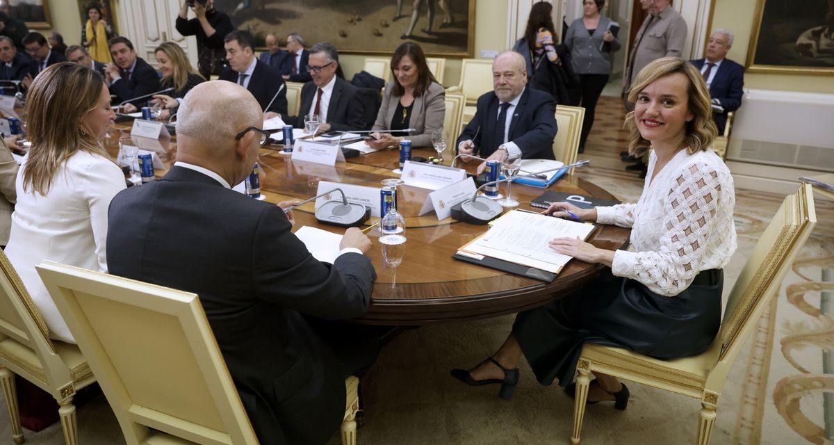 El Gobierno propone restringir el uso de los teléfonos móviles en los centros educativos |  Educación
