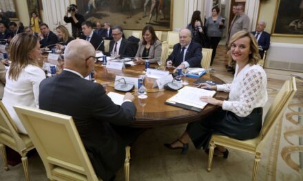 El Gobierno propone restringir el uso de los teléfonos móviles en los centros educativos |  Educación