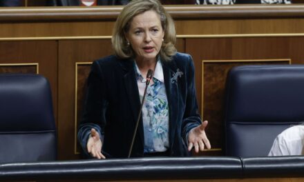 El Gobierno revisará también el impuesto extraordinario a la banca |  Economía