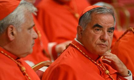 El cardenal Angelo Becciu, condenado a cinco años y medio de cárcel por un caso de fraude financiero |  internacional