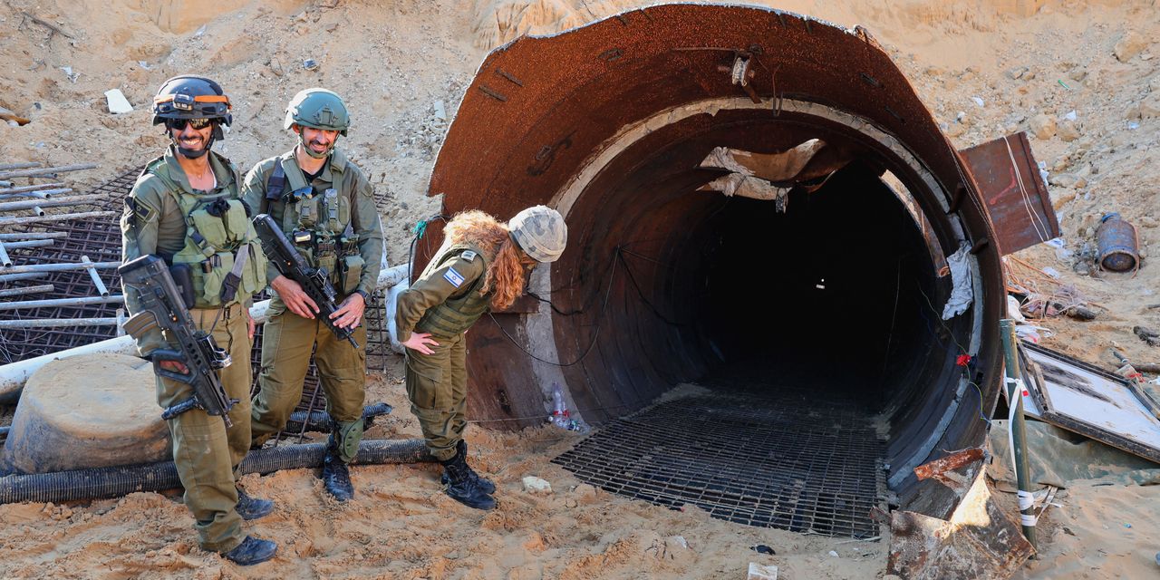 El ejército israelí revela un túnel que, según dice, Hamas construyó para un ataque a gran escala