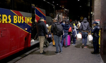 El esfuerzo de Adams por controlar los autobuses de inmigrantes enfrenta obstáculos instantáneos