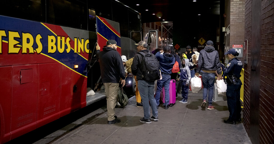 El esfuerzo de Adams por controlar los autobuses de inmigrantes enfrenta obstáculos instantáneos
