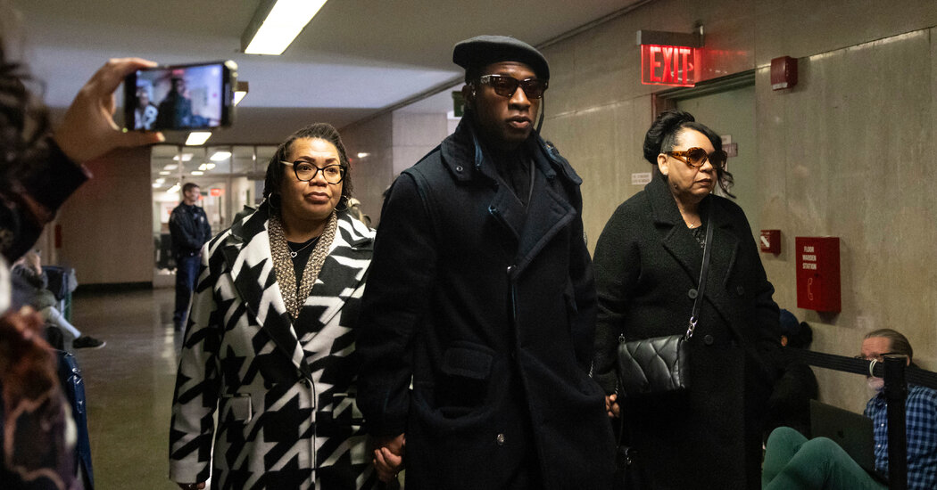 El juicio por agresión a Jonathan Majors comienza con declaraciones iniciales