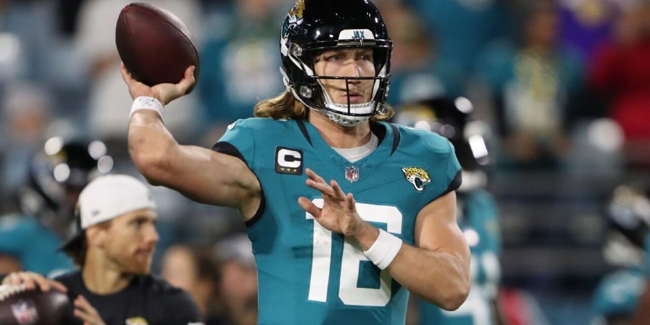El mariscal de campo de los Jaguars, Trevor Lawrence, ingresa al protocolo de conmoción cerebral después de la derrota