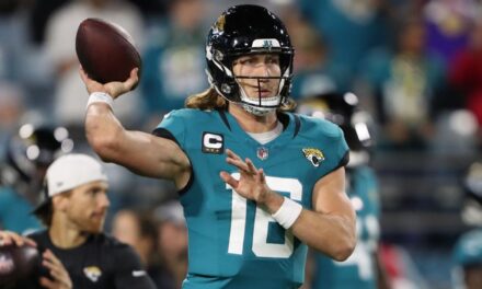 El mariscal de campo de los Jaguars, Trevor Lawrence, ingresa al protocolo de conmoción cerebral después de la derrota