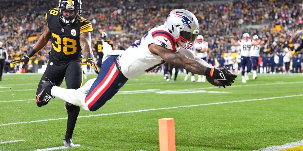 El pase de touchdown de Bailey Zappe a Ezekiel Elliott hace que los Patriots se sumen