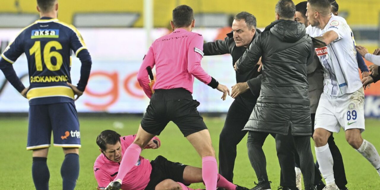 El presidente del club turco golpea en la cara al árbitro de la Superliga