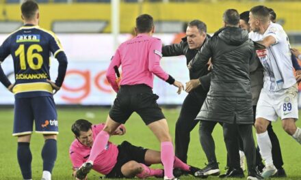 El presidente del club turco golpea en la cara al árbitro de la Superliga