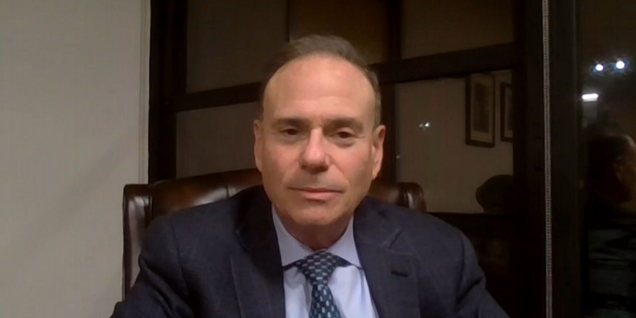 El presidente del condado de Nassau, Jay Jacobs, analiza reemplazar a Santos