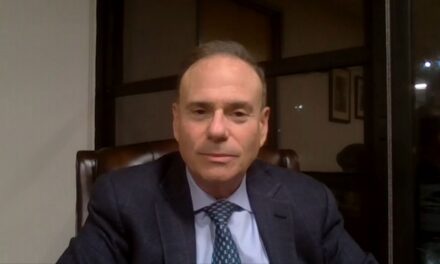 El presidente del condado de Nassau, Jay Jacobs, analiza reemplazar a Santos