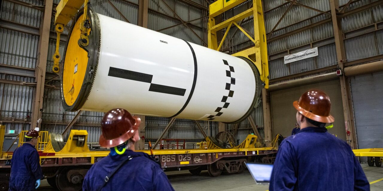 El propulsor Artemis II avanza en el Centro Espacial Kennedy de la NASA
