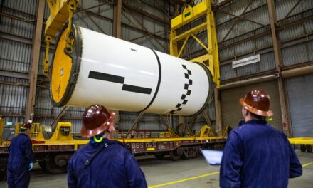 El propulsor Artemis II avanza en el Centro Espacial Kennedy de la NASA