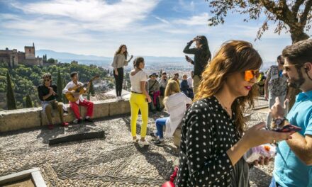El turismo cierra su mejor octubre: la llegada de viajeros extranjeros bate el récord de 2019 |  Economía