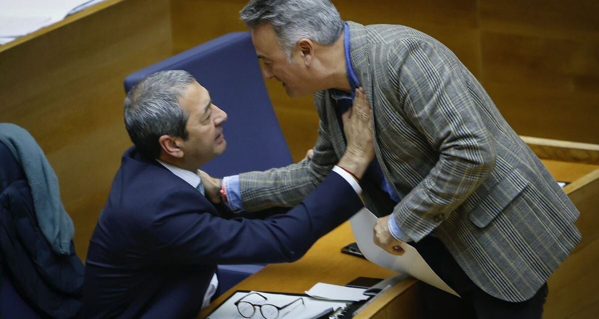 El vicepresidente valenciano de Vox se enfrenta a un diputado socialista y le golpea en el pecho |  Comunidad Valenciana |  España
