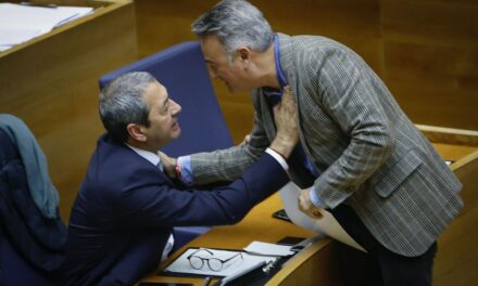 El vicepresidente valenciano de Vox se enfrenta a un diputado socialista y le golpea en el pecho |  Comunidad Valenciana |  España