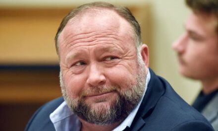 Elon Musk dice que Alex Jones puede regresar a X, revirtiendo su postura el año pasado