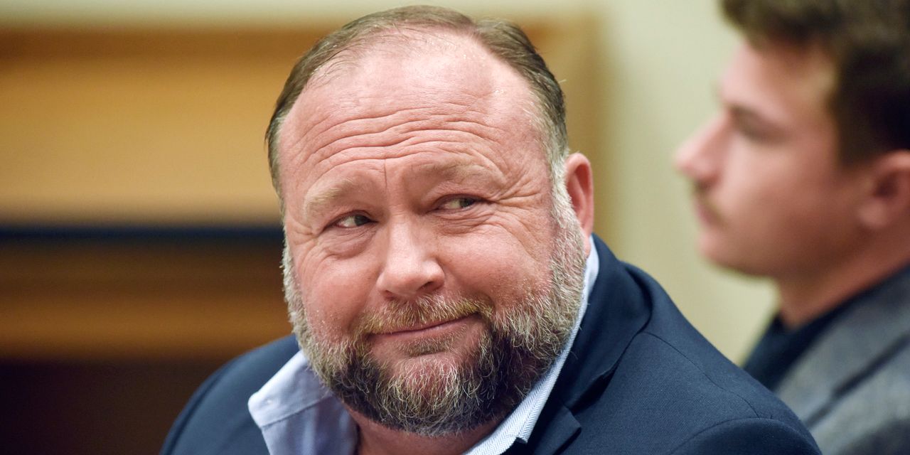 Elon Musk dice que Alex Jones puede regresar a X, revirtiendo su postura el año pasado