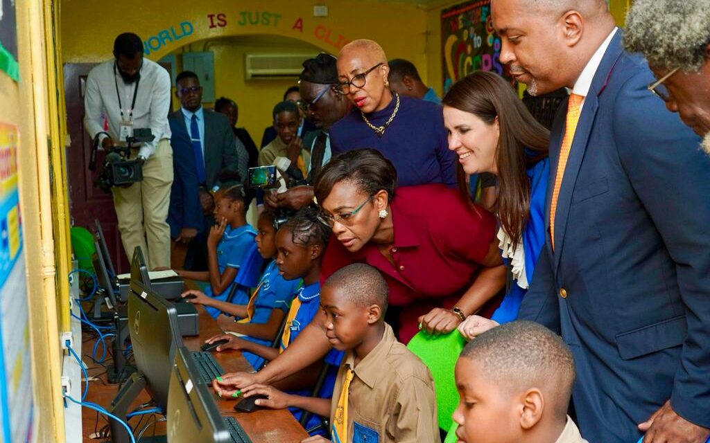 Embajada Dominicana en Jamaica dona aula de Informática