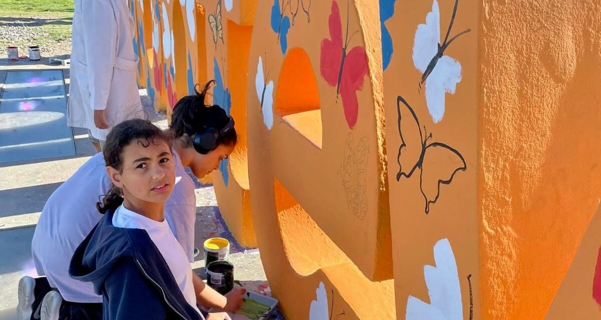 Embajada dominicana en Uruguay resalta legado de las hermanas Mirabal con mural en la Rambla de Montevideo