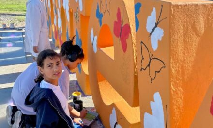 Embajada dominicana en Uruguay resalta legado de las hermanas Mirabal con mural en la Rambla de Montevideo